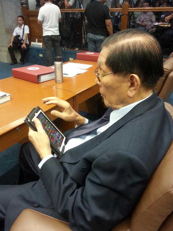 Senator Juan Ponce Enrile plays Bejeweled Blitz on his tablet. CHONA YU/RADIO INQUIRER 990AM