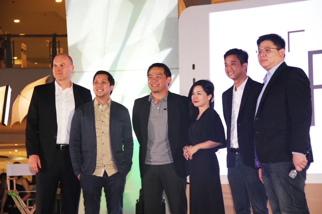 David Minol of Home Credit, Jay Sumulong of Smart Communications, and Chot Reyes of the Philippine Basketball Association are flanked by Oppo's digital marketing manager Alora Uy-Guerrero, brand marketing manager Stephen Cheng, and operations manager Garrick Hung during F1's launch at Trinoma, Quezon City, on Feb. 17.