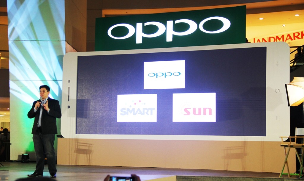 Garrick Hung, operations manager, announces Oppo's tie-up with Smart Communications and Sun Cellular.