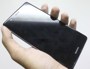 huawei p9 hold hand size front