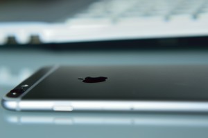 WATCH: User views IPhone6s photos and contacts without unlocking phone