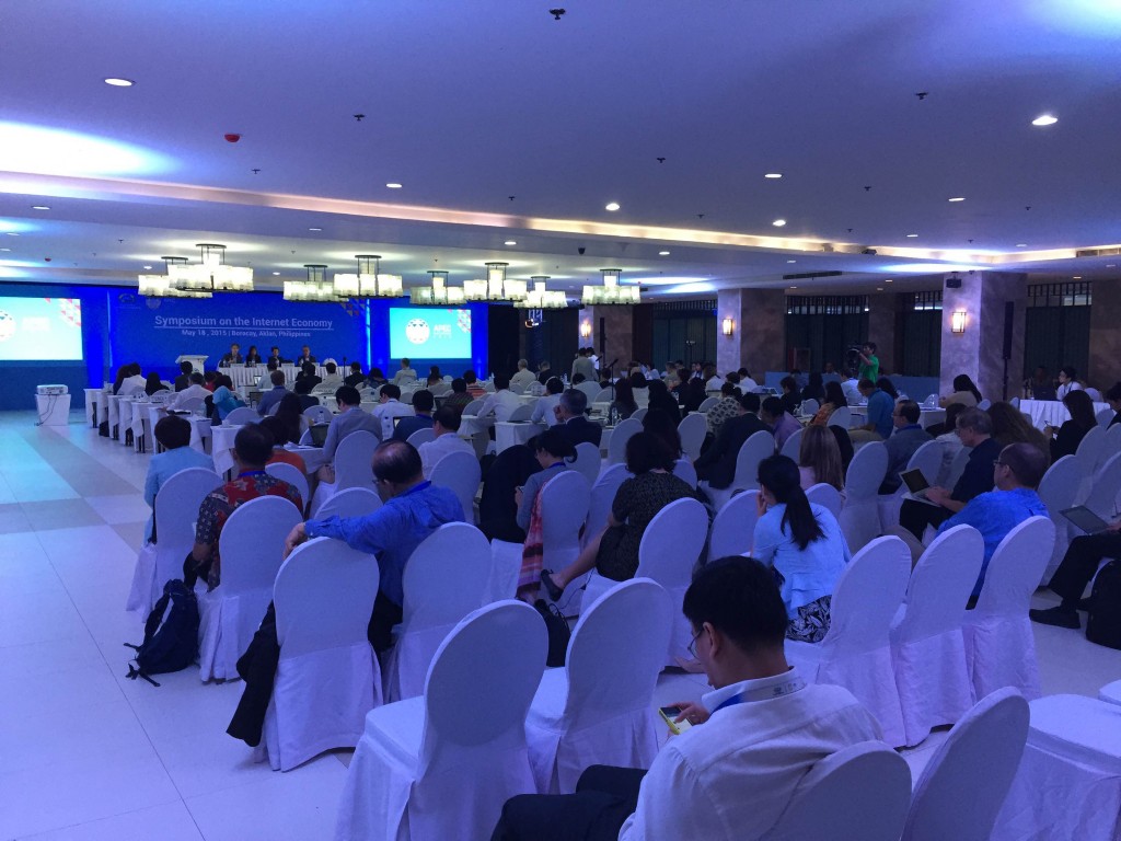  Apec forum delegates learn the value of digitized education during the symposium on the internet economy held in Boracay on Monday. MARC RYAN CAYABYAB 