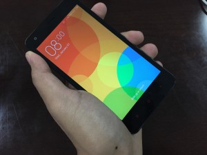 Xiaomi Redmi 2 smartphone unboxing review lock screen on palm