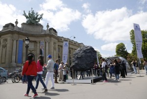 People look at the comet "Tchouri" and Philae robot replicas displayed near the Grand palais in Paris on May 10, 2015, by the French National Centre for Space Studies (CNES). Astronomers proposed a novel explanation Monday, July 6, for the strange appearance of the comet carrying Europe's robot probe Philae through outer space: alien microscopic life.  AFP PHOTO/THOMAS SAMSON