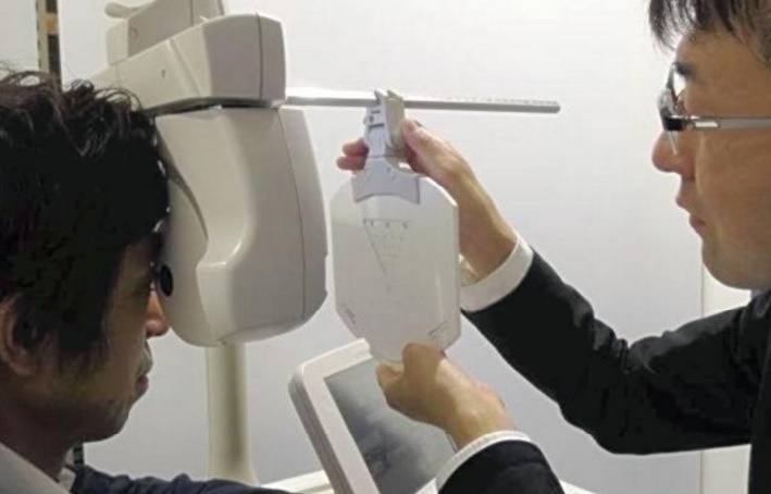 A customer takes an eye vision test at Meganesuper Co.’s DOCK Shirokanedai main store in Minato Ward, Tokyo. The chain has been conducting near vision tests for all customers since three years ago. Photo by The Yomiuri Shimbun