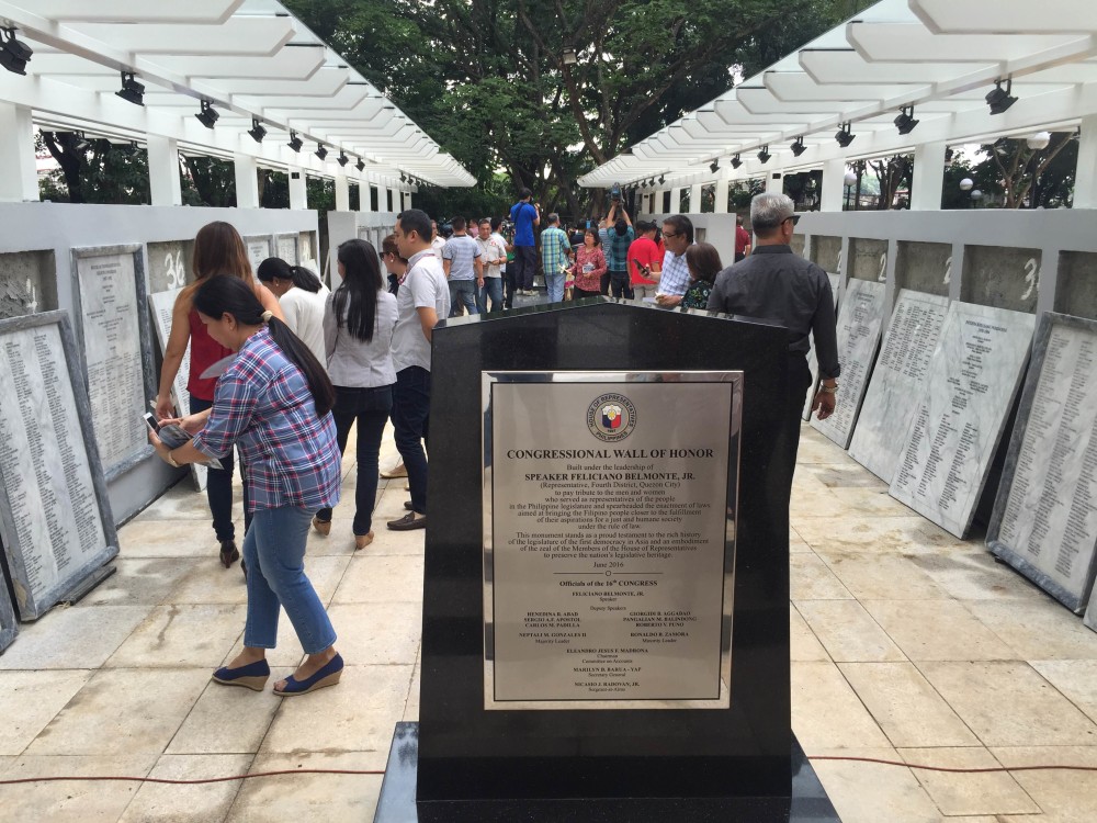 Speaker Feliciano Belmonte Jr. leads the inauguration of the congressional "Wall of Honor" and the e-library of the House of Representatives. Photo by Marc Jayson Cayabyab