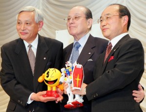 (FILES) This file picture taken on May 2, 2005 shows Namco chairman Masaya Nakamura (C) flanked by Bandai president Takeo Takasu (R) and Namco vice chairman Kyushiro Takagi (L) at a press conference in Tokyo. Masaya Nakamura, the Japanese video game pioneer known as the "father of Pac-Man", died on January 22, 2017 at age 91, his firm said January 30, 2017. / AFP PHOTO / Kazuhiro NOGI