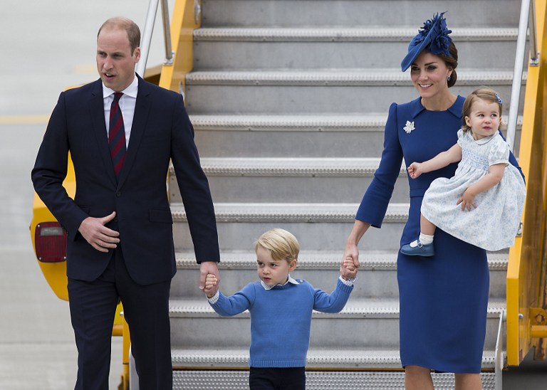 VICTORIA, BC - SEPTEMBER 24: (L-R) Prince William, Duke of Cambridge, Prince George of Cambridge, Catherine, Duchess of Cambridge and Princess Charlotte of Cambridge arrive at 443 Maritime Helicopter Squadron on September 24, 2016 in Victoria, Canada.   Andrew Chin/Getty Images/AFP