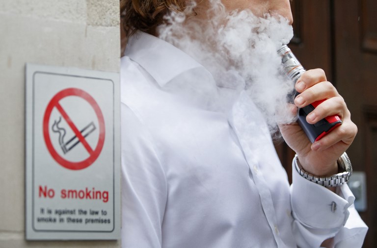 E-cigarettes more effective in helping smokers quit – group