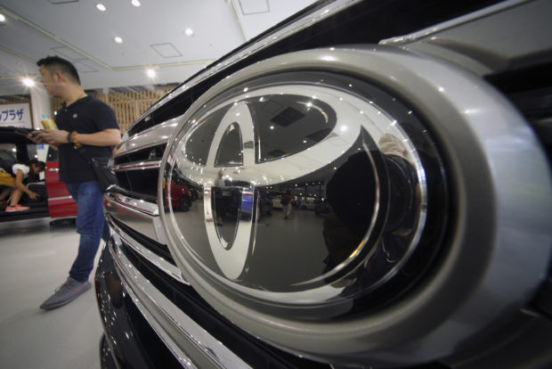  Toyota profit plummets despite moderately solid sales