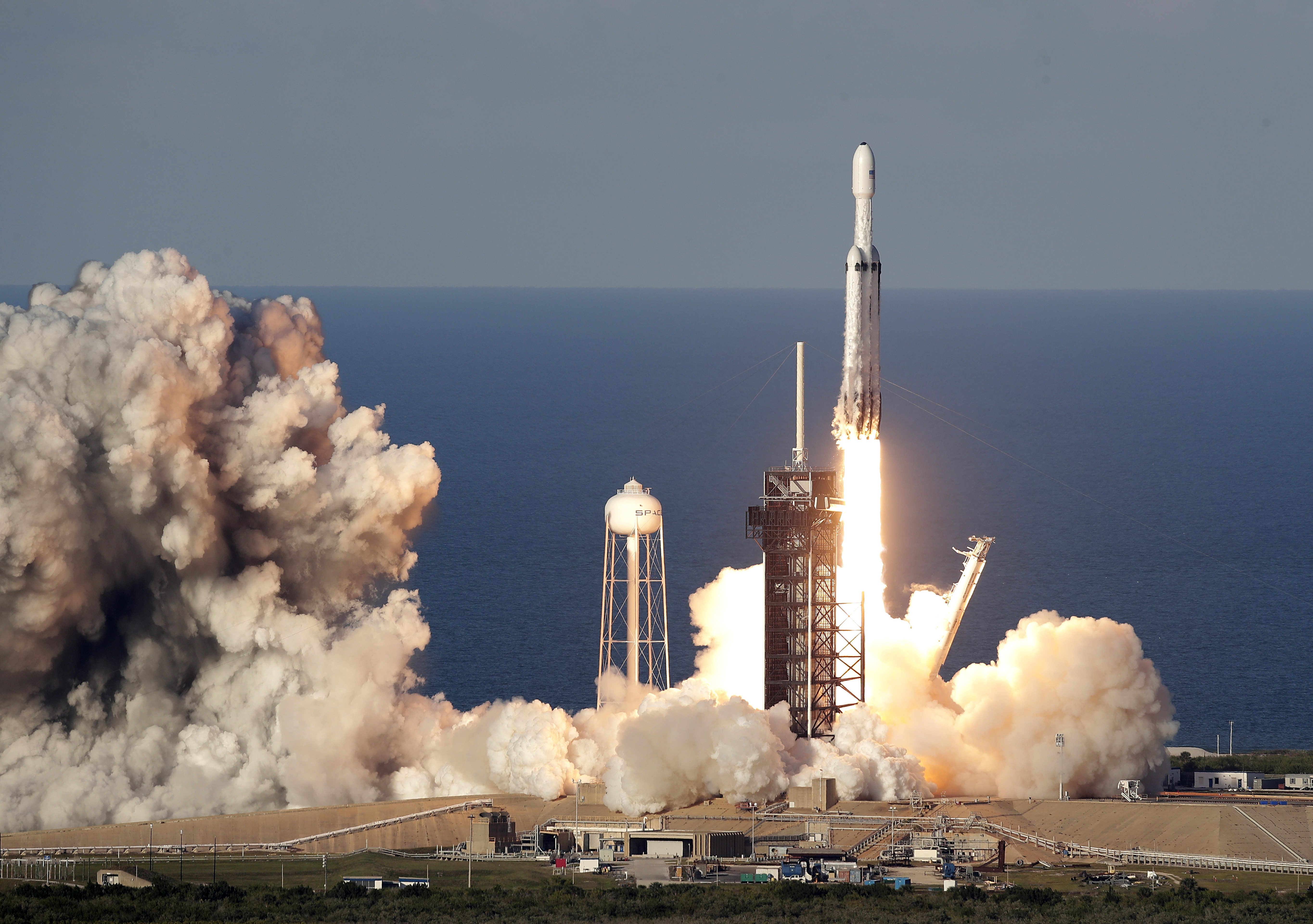 SpaceX Launches Mega Rocket Lands All 3 Boosters Inquirer Technology