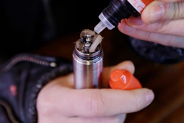 Pouring liquid into vaping device