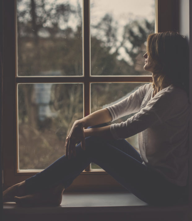 woman depression window relaxnews