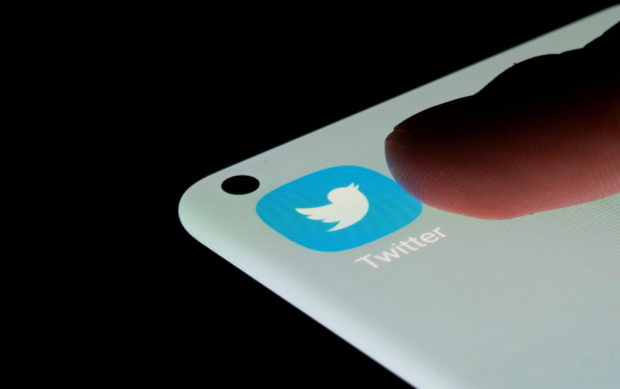 Twitter bans photo sharing