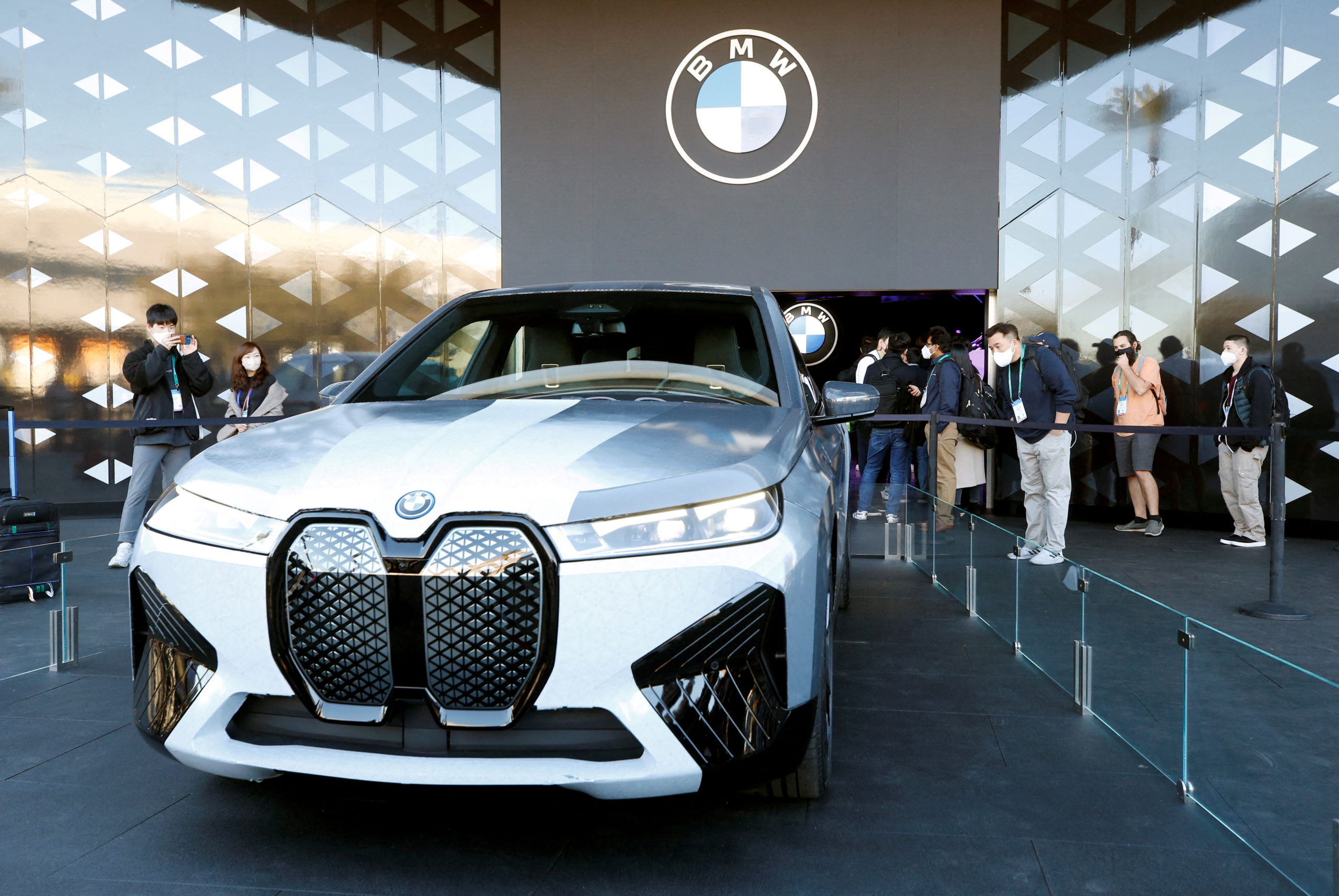 BMW unveils colour-changing concept car i Vision Dee