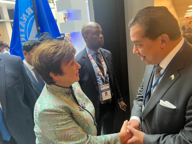 Speaker Ferdinand Martin G. Romualdez (right) and IMF ManagingDirector Kristalina Georgieva (left) shake hands and exchange
pleasanties during their meeting at the Digital Public Infrastructure
lecture on Saturday (Philippine time) at the International IMF
headquarters in Washington D.C.