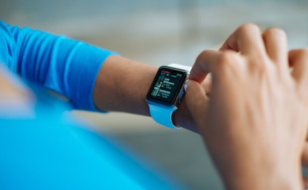 Scientific findings on the benefits and concerns related to smartwatch usage