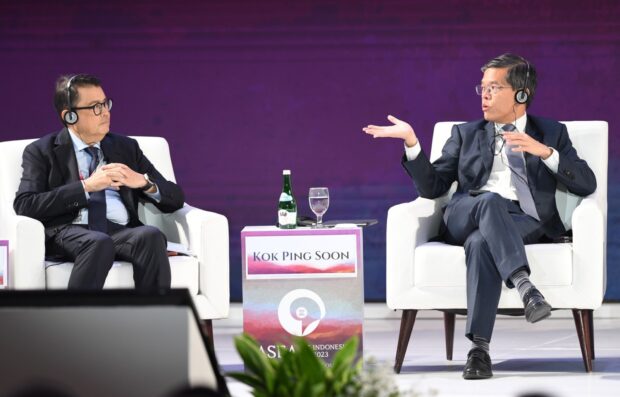 Go Negosyo founder and ASEAN BAC Philippines Chairman Joey Concepcion speaks with fellow panelist Kok Ping Soon, CEO of Singapore Business Federation at the ASEAN Business Investment Summit last September 3.
