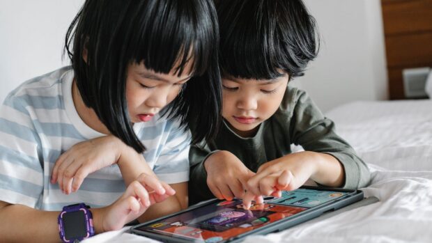 Ang tagal ng screen ay nakakaapekto sa kung paano pinoproseso ng mga bata ang pandama na impormasyon