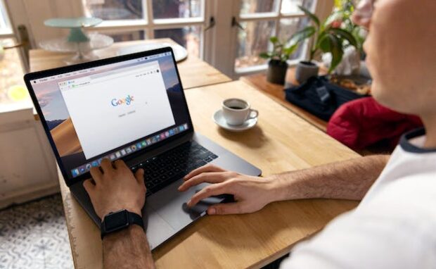 Magkatabing larawan ng mga logo ng Google Gemini at Bard na may teksto ng paghahambing.