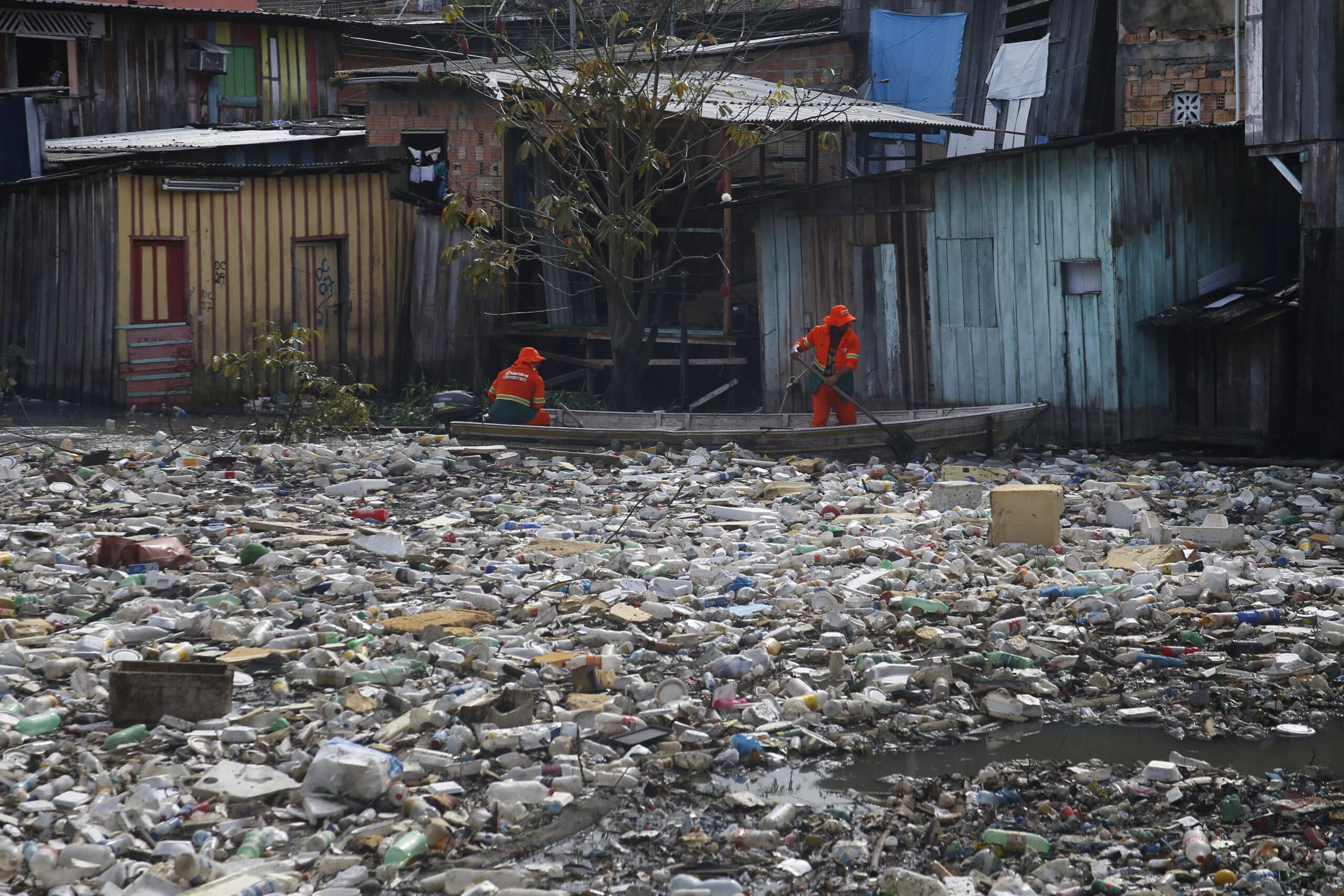 Ang mundo ay nagpapalabas ng 57 milyong tonelada ng plastik na polusyon sa isang taon