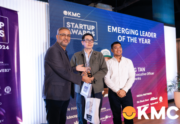 Packworks CEO Bing Tan wins gold honor for the Emerging Leader of the Year award at KMC Startup Awards 2024. (From L-R) Parry Nagpal, CEO, KMC Solutions; Bing Tan, CEO, Packworks; Toby Floro, Investment Director, Kaya Founders.