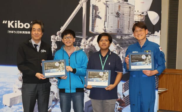JAXA Kibo Utilization Center Director Dr. Masaki Shirakawa (left-most) and JAXA astronaut Norishige Kannai (second-to-the-right) present Team Double Gyroscope with their certificates as ATZG2025 finalists. Photo courtesy of JAXA/NASA.