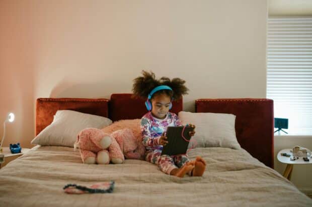 Isang bata na nanonood ng mga video sa isang tablet