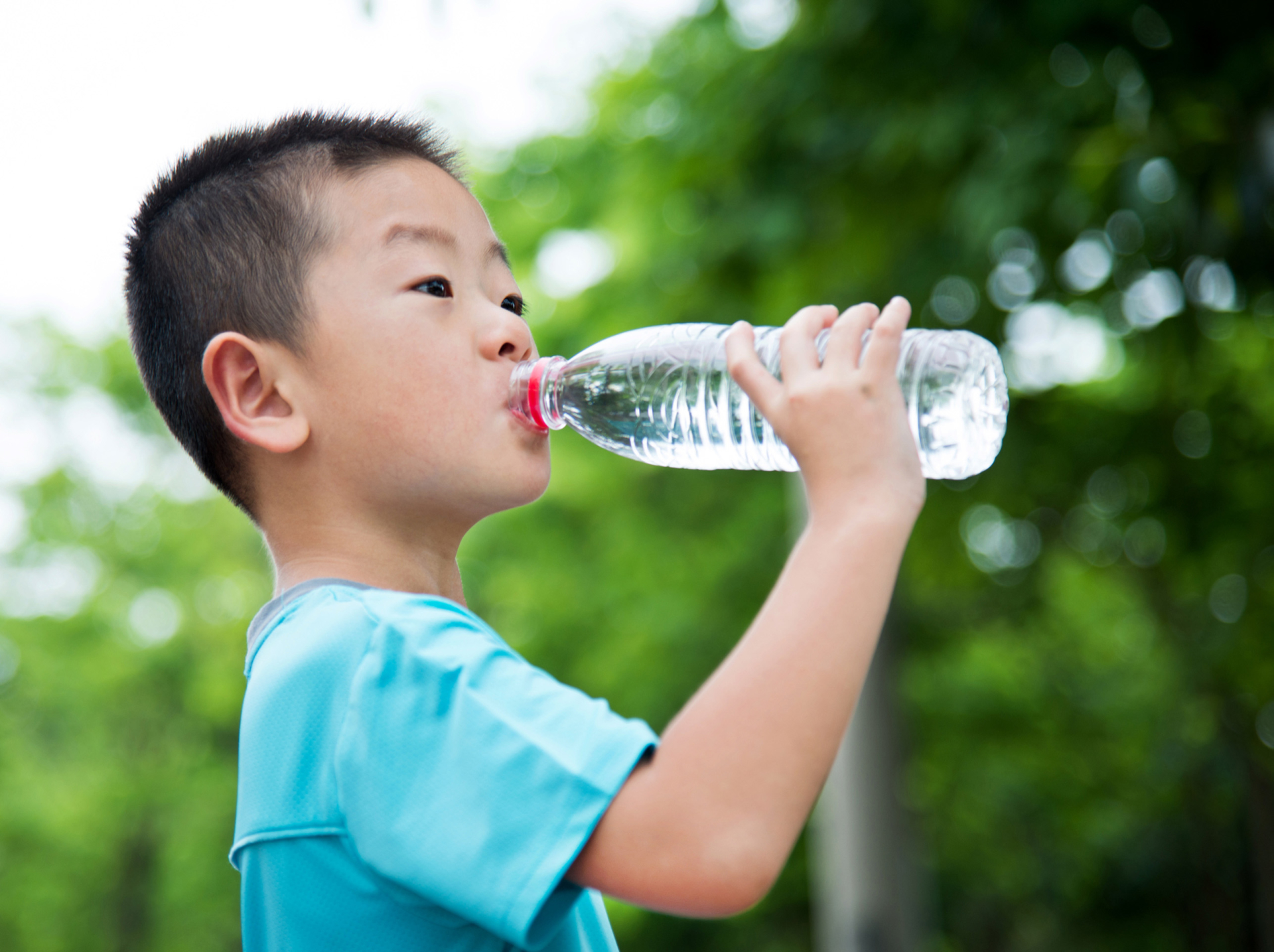 20191104 Little asian boy drinking water outdoors | Inquirer Technology